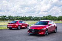 「マツダ3ファストバック」（右）と「マツダ3セダン」（左）。マツダ3については、クローズドコースにおけるプロトタイプの試乗会や、海外試乗会などは催されたものの、日本仕様の市販車による試乗会は実施されなかった。（写真＝花村英典）