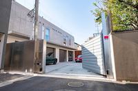 住宅地の中のガレージハウス。扉が開かなければ、その存在に気づくことはないだろう。