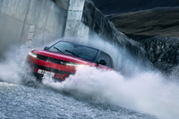 新型「レンジローバー スポーツ」のデビューにあたり、映画『007』シリーズのスタントドライバーとして活躍しているジェシカ・ホーキンス氏が同車のハンドルを握り、ダムの放水路の麓から急勾配を駆け上るチャレンジも実施。見事、成功を収めた。