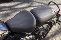 シート高は805mmで、足つき性は良好。押し引きする際にペダル類がちょっと気になる程度だ。本国仕様はソロシートだが、日本仕様にはピリオンシートが標準で装備される。