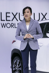 ジュネーブショーのプレスカンファレンスで、流ちょうな英語でプレゼンテーションする加古エグゼクティブ・バイス・プレジデント。