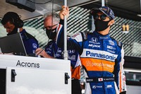 ファイナルプラクティスでの佐藤琢磨（写真右）。インディ500は毎年5月末、米国のメモリアルデー（戦没将兵追悼記念日）の週末に開催されるが、今年は新型コロナウイルス感染拡大防止の観点から8月下旬に延期された上、無観客での開催となった。