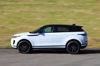 外観イメージは従来モデルから踏襲しつつ、中身は完全新設計となった新型「イヴォーク」。プラットフォームには剛性アップに加えて電動パワートレインにも対応した「プレミアム トランスバース アーキテクチャー」が初採用された。