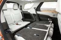 3列目シートを見る。シートは電動化が推し進められている。