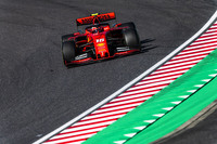 9戦連続してチームメイトのベッテルを予選で負かしていたルクレール（写真）。日本GPではベッテルにポールを奪われ、自身の連続ポールは4でストップしてしまった。レースになると、2番グリッドからオープニングラップのターン2でフェルスタッペンと接触してしまう。フロントウイングを壊したまましばし3位をキープしていると、外れたパーツで後ろを走るハミルトンのミラーを吹き飛ばしてしまった。ノーズを変える緊急ピットインを経て、結果6位でチェッカードフラッグ。レース後、1周目の接触と危険な状態で走行を続けたことで15秒加算のペナルティーを受け、7位に降格した。（Photo=Ferrari）