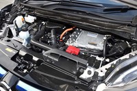 1.2リッターの発電用エンジンに走行用モーターが組み合わされた「セレナe-POWER」のパワーユニット。エンジン、モーターともに「ノートe-POWER」のものよりも性能が強化されている。