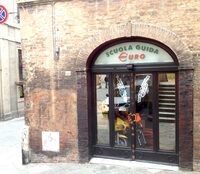 その入り口部分。欧州の他地域同様、イタリアの教習所はコースを持たないので、受け付けと学科教習スペースがあれば営業できる。