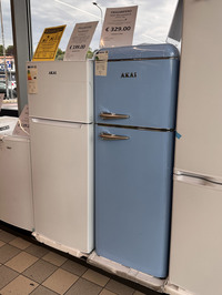 AKAIの冷蔵庫（中央2つ）。以下3点は、2023年5月にコモ県のディスカウントスーパーで。