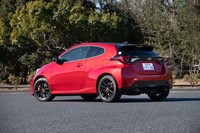 ボディーは専用設計の3ドア。しかしながらボディーの全長はノーマルの「ヤリス」（5ドア）より55mm長い。