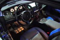 コックピット周辺部。エアコンの吹き出し口などもダークな色調とされている。