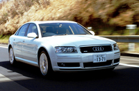 「アークティックホワイト」のA8。