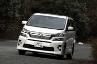 2011年11月に発売された「ヴェルファイアハイブリッド」。今回のマイナーチェンジでフロントグリル、フロントバンパーの形状に手が入り、より力強い方向へ表情を変えた。