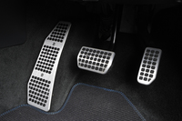 ペダルは専用のスポーツタイプに。