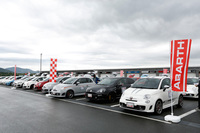 パドックにずらりと並ぶアバルトのモデル。「500」はもちろん、今あらためて見ると、「プント」系のモデルも格好（かっこう）いいと思える。