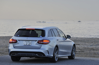 「AMGスタイリングパッケージ」（フロントスポイラーおよびサイド＆リアスカート）も標準装備。スポーティーな外観が「スポーツ」グレードの目印。