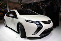 2009年ジュネーブショーで公開されたオペルの電気自動車プロトタイプ「アンペラ」。