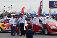 シトロエンチームはWRCマシンのレプリカをバックに、ドライバーのトークショーを実施した。