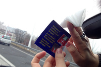 ヘラには、剥がしたあとの拭き取りウエットティッシュがご親切にも付属している。