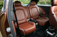 独立2座のリアシートはご覧の通りの立派な造り。ただ、実際に座ると膝まわりがやや窮屈。