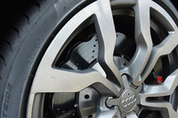 ブレーキディスクは、軽さや放熱性の点で有利といわれるウエーブ形状のもの。131万円のオプションで、円形のセラミックブレーキも用意される。