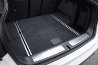 荷室のフロアボードはリバーシブル。裏側には、汚れに強い表皮が用いられている。（画像をクリックするとフロアボードのアレンジが見られます）
    