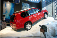 東京銀座の日産ギャラリーには、「雪山を登るエクストレイル」が飾られた。