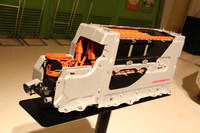 7人乗り仕様車のリチウムイオンバッテリー。なお、5人乗り仕様車には、ニッケル水素バッテリーが用いられる。
