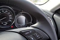 6段AT仕様は、ガソリン、ディーゼル問わず、全車にステアリングシフトスイッチを装備。ステアリングホイールから手を離さずに変速操作ができる。