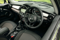 インテリアの基本的な意匠は「クーパー」や「クーパーS」と共通。テスト車にはダークシルバーの加飾パネルが装着されていた。
    