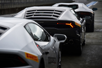 ピットレーンにうずくまる「ウラカン」の群れ。