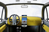 
	【写真上】文字通りの「グリーンハウス」をもつエリップス。柔らかいアーモンド、ライトブルーといった色が使われる。
	【写真下】使用方法が直感的にわかる「タッチデザイン」を採り入れた操作系。エリップスは、インパネ上部に、ドライバー用と同乗者向け、2つのディスプレイをもつ。中央の「マルチファンクション・コントロール・パネル」には、エアコン、ラジオ、ナビゲーションシステムなどの操作情報が表示される。メンテナンス情報、個人情報をメモリーさせることも可能だ。
	 