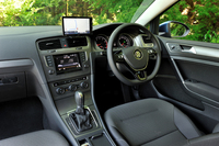 インパネには端正なデザインと緻密な作りが同居する。ナビゲーションシステムは、現状ではインパネ上部に飛び出したものが“純正”となる（ディーラーオプションで8万5050円）。