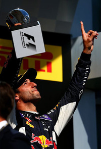 昨年のハンガリーGPウィナー、レッドブルのダニエル・リカルドは3位。予選4位からスタートで出遅れるも、各所で大胆かつクレバーな追い抜きを披露。レース終盤には2位走行中のニコ・ロズベルグを抜きにかかるが接触、惜しくも3位に。レッドブルは今年初ポディウムを2人そろって達成した。（Photo=Red Bull Racing）
    