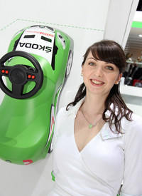 【写真8】シュコダは企業カラーであるグリーンの乗用玩具を展示。