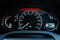 メーターまわりの様子。走行モードを「SPORT」にすると、照明は青から赤へと変化し、左端のパワーメーターもタコメーターへと表示方式を変える。
（写真をクリックすると、SPORTモード選択時のメーターが見られます）