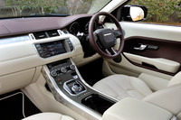 5ドアの上級仕様「イヴォーク プレステージ」の室内。この内装テーマは「クチュール」と呼ばれ、アイボリーとダークチェリーのレザーが組み合わされている。