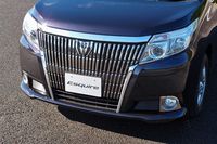 フロントには、「エスクァイア」の象徴である、大きなグリルが鎮座する。
    