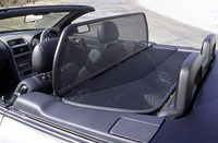 ウィンドウディフレクターは、オープン走行時の風の巻き込みを軽減する。4人乗車時は折り畳んで取り外し、トランクに収納することも可能。