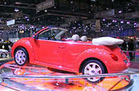 TOP写真は、VW「トゥラン」。下が「ニュービートル・カブリオレ」