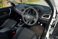 インテリアの様子。要所要所に赤の差し色が使われる。ハンドル位置は右のみで、トランスミッションは6段MTに限られる。