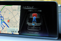 ハイブリッドシステムのエネルギーフローはセンターモニターの右側に表示される。