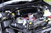 インタークーラーダクトはアルミ製、エアダクトホースはシリコン製で、変形が少ない強化品が採用された。ストラットタワーバーはカーボン製。