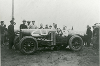 カーチス号（運転席は日本でレースを始めた中心人物の一人 榊原真一氏。横に立つのは弱冠16歳の本田宗一郎少年）