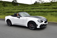 日本向けのボディーカラーは全4色。写真の「ビアンコ・チュリニ1975」（白）のほかに、「ロッソ・コスタ・ブラバ1972」（赤）、「ブルー・イゾラ・デルバ1974」（青）、「アクロポリス1972」（パールホワイト）と、オリジナル124が活躍したラリーの名が与えられている。