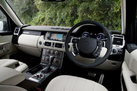 泥の世界をイメージさせない豪奢なインテリアがドライバーを包み込む。harman/kardonのオーディオがもたらすエンターテインメント性も自慢。