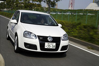テスト車は、「ゴルフGT TSI」。
	実際にフォルクルワーゲンのエコドライブ　トレーニングで使われている車両で、「モダンドライブ」と呼ばれる計測器が搭載される。これは、走行距離や時間、瞬間燃費に通算燃費、さらに、CO2排出量やエンジン回転数など、あらゆる走行データーを記録できるエコドライブ計測器だ。