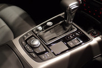 シフトレバーのまわりには、さまざまな操作スイッチが配される。文字などの手書き入力に対応するタッチパッド（写真手前）も標準で備わる。