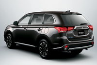 「アウトランダーPHEV」のリアビュー。