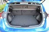 荷室容量は360リッター。フロアボードの高さを2段階に調整できるようになっており、下段に設置すると約12cm（実測値）下げることができる。（クリックすると荷室のバリエーションが見られます）。