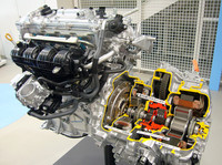 写真左側のガソリンエンジンとモーター（右側）を併用、リッター38.0kmの燃費値を稼ぐプリウスの心臓部。